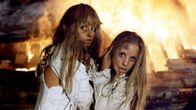 Dienerinnen des Satans – L-R: La deuxième démoniaque (Patricia Hermenier), La première démoniaque (Lieva Lone)