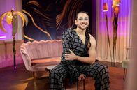 Salon Simonetti – Entertainer Riccardo Simonetti hostet seine erste Personality-Show, die gesellschaftsrelevante Themen, Einspieler und Talks mit einer ordentlichen Portion Entertainment verbindet. Dabei nimmt der 29-Jährige die Zuschauenden mit in seinen Kosmos gelebter Diversität, ohne dabei den Zeigefinger zu erheben. Wie Riccardo selbst, steht auch "Salon Simonetti" für Toleranz, Offenheit, Humor und Neugierde.