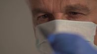 Ermittler! – Dr. Harald Schneider ermittelt im Labor.