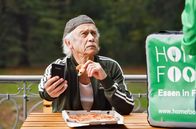 Rentnercops – Edwin Bremer (Tilo Prückner) lässt sich Pizza liefern und telefoniert mit Vicky.