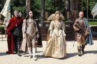 Die Musketiere – (v.l.n.r.) Kardinal Richelieu (Peter Capaldi); King Louis (Ryan Gage); Queen Anne (Alexandra Dowling); Captain Treville (Hugo Speer)