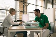 In aller Freundschaft – Völlig überraschend teilt Darren Macneil (Michael Raphael Klein) seiner Chefin Dr. Kathrin Globisch (Andrea Kathrin Loewig) mit, dass er kündigen will.