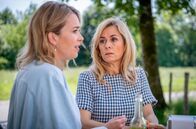 Sturm der Liebe – Yvonne (Tanja Lanäus, r.) eröffnet Greta (Laura Osswald, l.), dass sie für alle Eventualitäten gewappnet sein will.