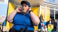 The Outlaws – Auf dem Protest für das Community Center hätte Diane (Jessica Gunning, l.) besser die Finger von den Brownies gelassen.