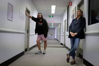 Bump – Dom Chalmers (Angus Sampson, l.); Angie Davis (Claudia Karvan, r.)