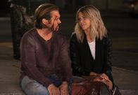The Mick – Mickey (Kaitlin Olson, r.) und Jimmy (Scott MacArthur, l.) versuchen, ihre Beziehung aufzufrischen. Das endet allerdings blutiger als erwartet...