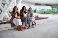 The Club – Kirstie (Janne Desmet, l.), Ellen (Jade Olieberg, M.) und Charlie (Roos Dickmann, r.) erholen sich von den körperlichen und seelischen Strapazen der Kinderwunschbehandlung. Mit Genuss gönnen sie sich für die Seele Burger.