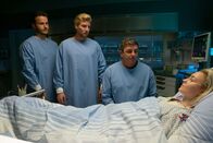 Der Bergdoktor – Dr. Martin Gruber (Hans Sigl, 2.v.r.), Markus Jenner (Nicolas Wolf, l.) und Fabian Marx (Hannes Schmid, 2.v.l.) machen sich große Sorgen um den Gesundheitszustand von Karla Jenner (Sarah Mahita, r.).