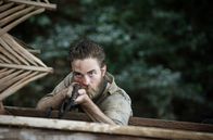 Die versunkene Stadt Z – Henry Costin (Robert Pattinson) zielt auf die mit Pfeil und Bogen bewaffneten Ureinwohner.