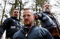 Harter Brocken – Biker Groll (Aurel Manthei, vorne) in Todesangst: Bandenchef Andy (Nicki von Tempelhoff) und Ricky (Julian Schmieder) möchten „die Ratte“ erledigen.