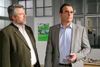 Die Rosenheim-Cops – Dass Brandner (Joachim Raaf, r.) den Meditationslehrer aus Eifersucht erschossen hat, kann sich Kommissar Stadler (Dieter Fischer, l.) gut vorstellen.