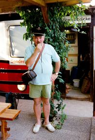 Alltagsgeschichte – Wolfgang Semin vor seiner Straßenbahn im Schrebergarten.