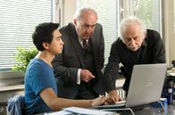 Rentnercops – Hui Ko (Aaron Le, l.) präsentiert Plocher (Michael Prelle, M.) und Edwin Bremer (Tilo Prückner, r.) seine Theorie im Mordfall Teddy.