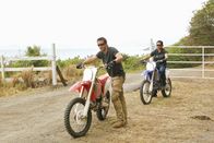 Hawaii Five-0 – Steve (Alex O'Loughlin, l.) und Chin (Daniel Dae Kim, r.) machen sich auf die Suche nach dem Mörder von Ian Adams. Doch werden sie ihn fassen können?