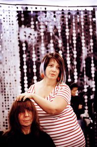 Die Friseuse – Kundin (Christine Schmidt-Schaller) und Kathi (Gabriela Maria Schmeide).