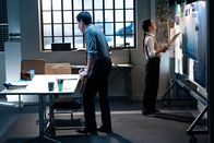 Mayday - Alarm im Cockpit – Der erste Ermittler (gespielt von Rod Wilson) und die zweite Ermittlerin (gespielt von Krista Jang) analysieren das Anflugprofil von Aspen und das Verhalten der Piloten während des Anflugs, um den Entscheidungsprozess aufzudecken, der sie dazu veranlasste, die Landung trotz der schwierigen Bedingungen zu versuchen. (Cineflix 2025/Shay Markowitz)