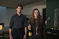 Extraordinary – Jen (Máiréad Tyers) kreuzt spontan bei Luke (Ned Porteous) zu Hause auf und erlebt dort eine böse Überraschung.