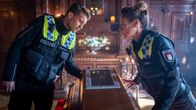 Notruf Hafenkante – Nick (Raúl Richter) und Franzi (Rhea Harder-Vennewald) sind nicht überrascht, dass sie Klaus von Albrecht schlafend in einem Sarg finden. Er nimmt seine Rolle als Vampir sehr ernst.