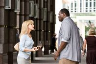 Blind Side - Die große Chance – Michael Oher (Quinton Aaron, r.) ist schwarz, übergewichtig und zu tiefst traumatisiert. Er ist ein obdachloser Teenager, der weder sich selbst noch anderen Menschen vertraut. Doch das soll sich ändern, als er auf Leigh Anne Tuohy (Sandra Bullock, l.) trifft ...