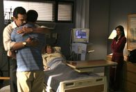 Desperate Housewives – Gabrielle (Eva Longoria, r.) kann nicht fassen, dass John (Jesse Metcalfe, 2.v.l.) im Krankenhaus auftaucht, um sich nach Mrs. Solis' (Lupe Ontiveros, 2.v.r.) Zustand zu erkundigen. Carlos (Ricardo Antonio Chavira, l.) ist vom Mitgefühl des Gärtners gerührt ...