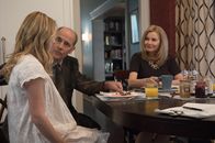 The Exorcist – Traum oder Realität? Casey (Hannah Kasulka, l.) wird vom Salesman (Robert Emmet Lunney, M.) und ihrer Mutter Angela (Geena Davis, r.) gezwungen, sich dem Dämon voll und ganz hinzugeben ...