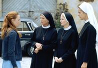 Um Himmels Willen – Flucht vor der Schwiegermutter: Barbara (Anna Luise Kiss, l.) will vorübergehend ins Kloster ziehen und bittet Lotte (Jutta Speidel, 2.v.l.), Schwester Agnes (Emanuela von Frankenberg, 2.v.r.) und Novizin Julia (Helen Zellweger, r.) um Hilfe.