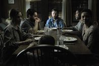 It Comes at Night – (v.l.n.r.) Kim (Riley Keough); Will (Christopher Abbott); Paul (Joel Edgerton); Travis (Kelvin Harrison Jr.); Sarah (Carmen Ejogo)