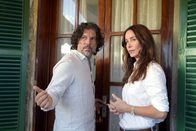 Ein Sommer auf Mallorca – Ein Sommer auf Mallorca Ein aussergewöhnliches Kennenlernen: Greory B. Waldis als Javier, Katharina Müller-Elmau als Vickey Copyright: SRF/ZDF/Christiane Pausch