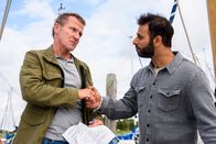 Friesland – Ein Handschlag besiegelt zusätzlich den Kauf: Overbeck (Roland Jankowsky, l.) ist nun stolzer Besitzer von Yunus' (Yunus Cumartpay, r.) Boot. Damit will er vor allem Apothekerin Insa Scherzinger beeindrucken.