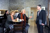 Rote Rosen – ARD ROTE ROSEN FOLGE 1668 Uhr im ERSTEN. Hannes (Claus Dieter Clausnitzer, M.) erfährt von Torben (Joachim Kretzer, r.), dass er gegen Arianes Verkauf der Werkstatt, juristisch nichts ausrichten kann (mit Madeleine Lierck-Wien, 2.v.l. und Komparsen).