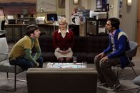 The Big Bang Theory – Raj (Kunal Nayyar, r.) verbringt die Nacht im Büro, da er mit einem ferngesteuerten Teleskop Planeten beobachten will. Howard (Simon Helberg, l.) und Bernadette (Melissa Rauch, M.) leisten ihm Gesellschaft, doch schon bald ist Raj von dem Pärchen völlig genervt ...