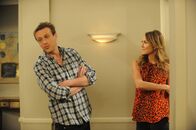 How I Met Your Mother – Damit Marshall (Jason Segel, l.) den "Slap of a Million Exploding Suns" meistern kann, muss er sich zuvor von Karina (Stacy Keibler, r.) ohrfeigen lassen ...