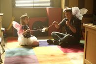 Castle – Auch wenn Castle (Nathan Fillion, r.) und die kleine Emily (Rachel Eggleston, l.) ein Herz und eine Seele sind: Der Ermittler kommt einfach nicht an die Informationen heran, die er für die Aufklärung des Mordes an einem Eisverkäufer braucht ...