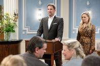 Sturm der Liebe – Annabelle (Jenny Löffler, h.r.) und Christoph (Dieter Bach, h.l.) stellen sich den Fragen der Presse (mit Komparsen, v.).