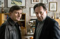 Weissensee – ARD WEISSENSEE, IV. Staffel (6 neue Folgen), Folge 23 "Geliehenes Glück" Uhr im Ersten. Martin (Florian Lukas, l.) will von seinem Vater Hans (Uwe Kockisch, r.) wissen, wie es zu dem Mord an Liebermann kam.