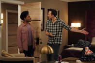 Call Me Kat – Carter (Julian Gant, l.); Max (Cheyenne Jackson, r.)