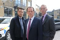 Lewis – DI Robert Lewis (Kevin Whately, M.) und DS James Hathaway (Laurence Fox, r.) bekommen in diesem Fall unerwünschte Unterstützung durch DI Alan Peterson (Jason Durr, l.).