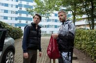Großstadtrevier – Wirklich wohl ist Ronny Zielinski (Tonio Schneider, l.) nicht dabei, wieder Kontakt zu seinem früheren Komplizen Sven Rütger (Sebastian Klein, r.) zu haben, doch er benötigt dessen Hilfe.