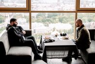 Gomorrha - Die Serie – Gennaro (Salvatore Esposito, li.) versucht, Ciro (Marco D’Amore, re.) zu einer erneuten Zusammenarbeit zu überreden.