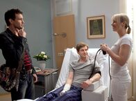 In aller Freundschaft – Als Freddy Kerr (Luca Zamperoni, links) seinen Freund Jakob Heilmann (Karsten Kühn, Mitte) in der Klinik besucht, ist dieser bester Laune - ein Zustand, den Freddy bei Jakob nach der Trennung von Caro selten gesehen hat. Der Grund dafür, scheint die überaus attraktive Schwester (Komparsin) zu sein, die sich um Jakob kümmert.
