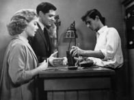 Psycho – Sam (John Gavin) und Lila (Vera Miles) suchen nach Lilas verschwundener Schwester und mieten sich in Norman Bates' (Anthony Perkins) Motel ein.