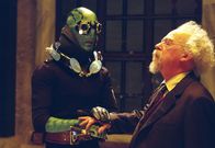 Hellboy – Müssen verhindern, dass Rasputin und seine Schergen die Welt in ein Chaos stürzt: Abe Sapien (Doug Jones, l.) und Professor Buttonholm (John Hurt, r.) ...