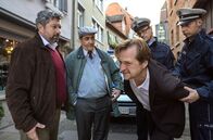 Huck – Hauptkommissar Bleyle (Michael Kleiber, 2.v.l.) lässt Huck (Patrick von Blume, 3.v.r.) wegen Unterschlagung von Beweismitteln verhaften. Mit Cem (Aykut Kayacik, l.) hat er auch noch ein Hühnchen zu rupfen.