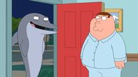 Family Guy – Für seine Hilfe erwartet der Delfin Billy (l.) eine Gegenleistung, und so muss Peter (r.) den Delfin bei sich einziehen lassen ...