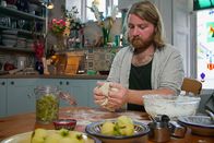 Zu Tisch ... – Zu Tisch Devon – Grossbritanien Jonah Garner bäckt Sauerteigbrot mit Hefekultur aus Apfelschalen. Copyright: SRF/Martin Koddenberg