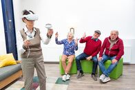 Digiclash: Der Generationen-Contest – Team Digital bei ihrer nächsten Challenge in der zweiten Staffel von "Digiclash - Der Generationencontest". Das Team spielt Dart digital - mit einem Virtual Reality Set und wirft auf eine digitale Dartscheibe und tritt zu viert gegen Team Real an.