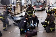 Chicago Fire – Chicago Fire Staffel 9 Folge 16 Motorradunfall: Alberto Rosende als Gallo, Hanako Greensmith als Violet Mikami, Jesse Spencer als Matthew Casey, Christian Stolte als Mouch, Kara Killmer als Sylvie Brett, Miranda Rae Mayo als Stella Kidd