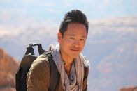 Spuren verlorener Städte mit Albert Lin – Petra, Jordanien - Albert Lin beim Wandern in Petra, Jordanien. (National Geographic)