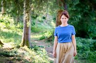 Sturm der Liebe – Fanny (Johanna Graen) versucht, den Kuss mit Marlon einzusortieren.