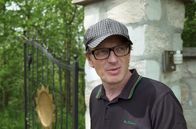 Halbe Hütte – Der neue Nachbar hat den Waldweg mit Mauer und Tor versehen.